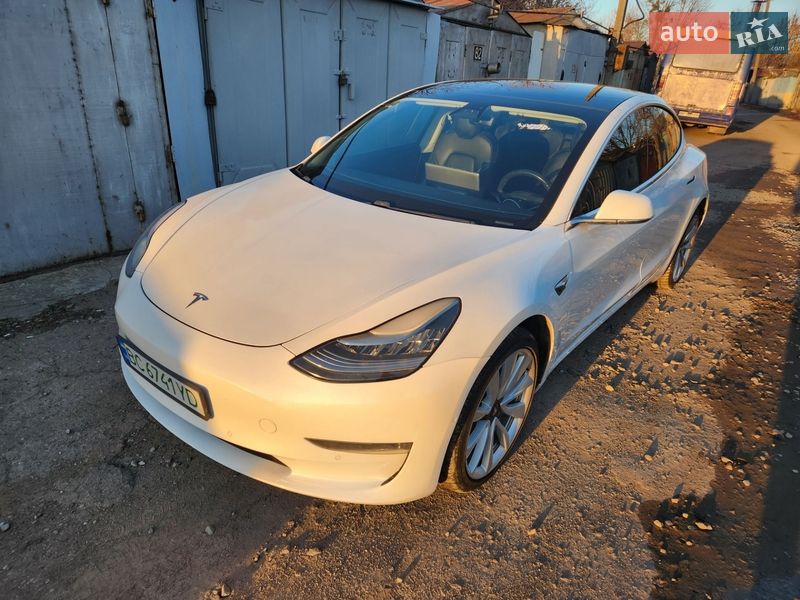 Седан Tesla Model 3 2019 в Львове