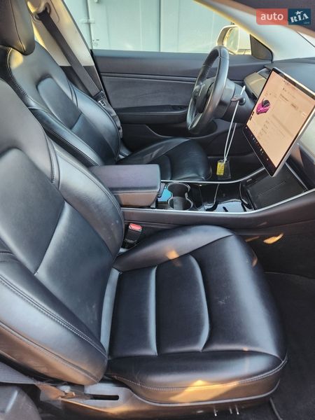 Седан Tesla Model 3 2019 в Львове