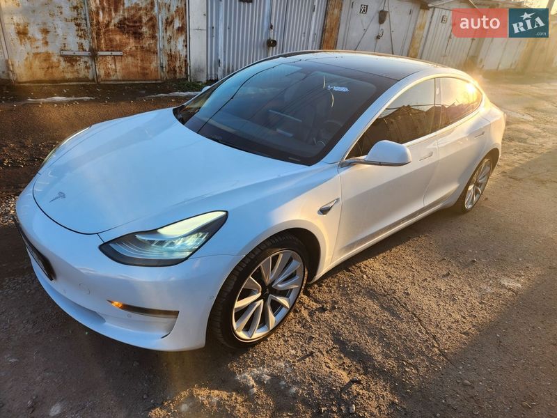 Седан Tesla Model 3 2019 в Львове