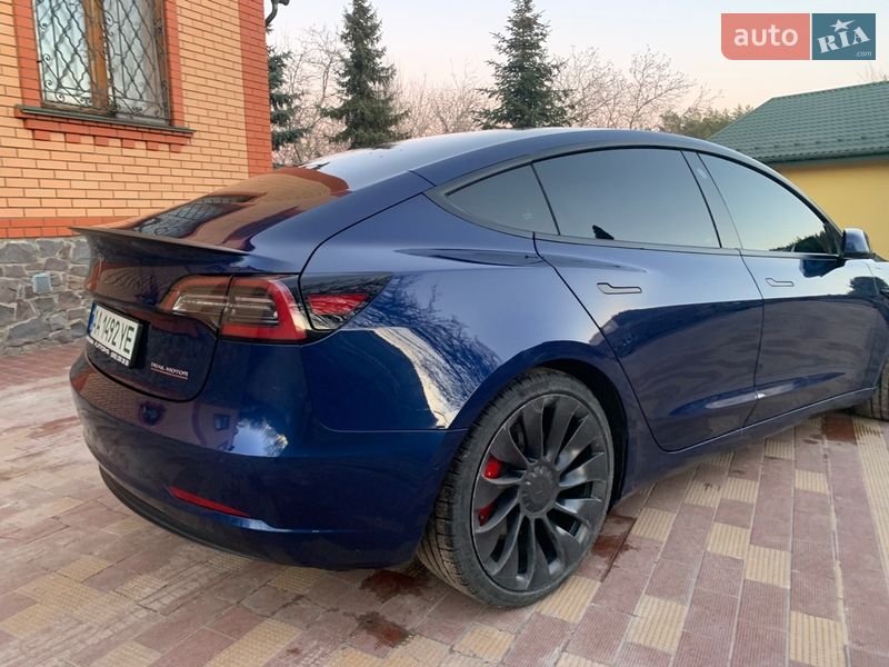 Седан Tesla Model 3 2022 в Обухові