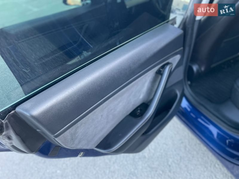 Седан Tesla Model 3 2019 в Ужгороді