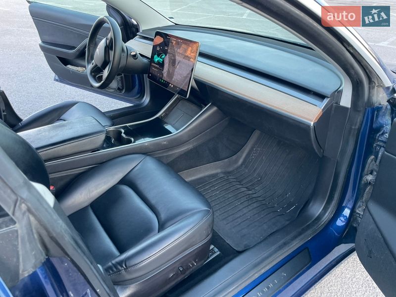 Седан Tesla Model 3 2019 в Ужгороді