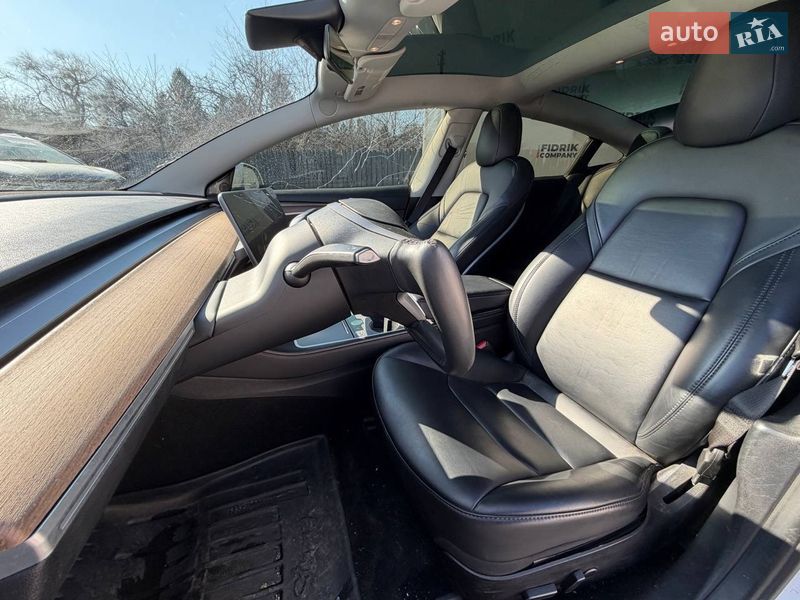 Седан Tesla Model 3 2021 в Луцке