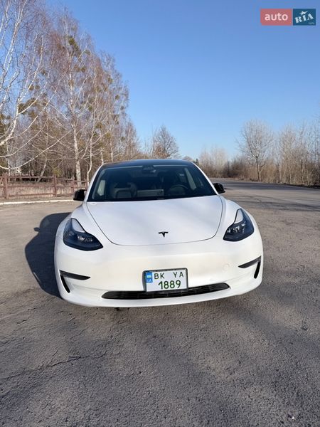 Седан Tesla Model 3 2021 в Рокитном