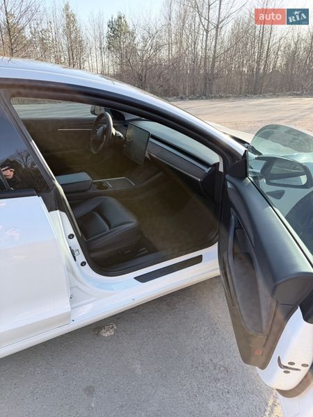 Седан Tesla Model 3 2021 в Рокитном