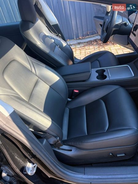 Седан Tesla Model 3 2021 в Ровно