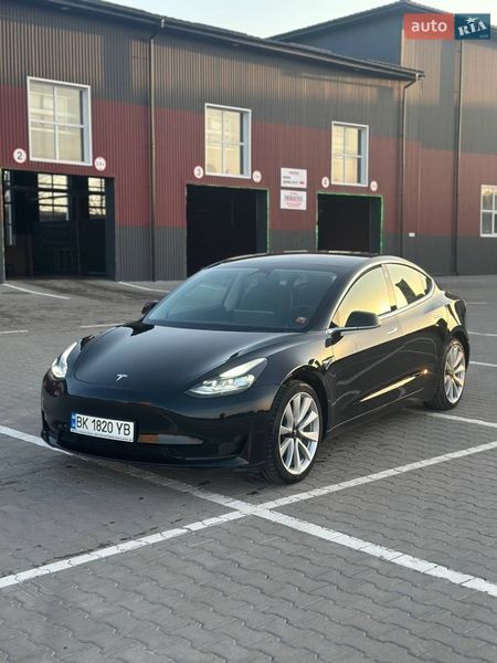 Седан Tesla Model 3 2020 в Дубно