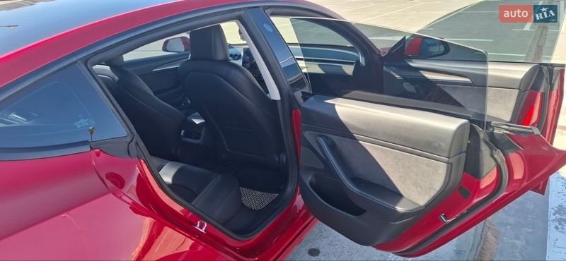 Седан Tesla Model 3 2021 в Киеве