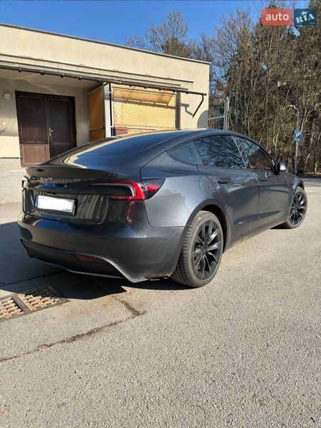 Седан Tesla Model 3 2024 в Ужгороде