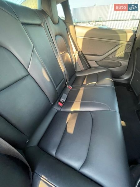 Седан Tesla Model 3 2019 в Ровно