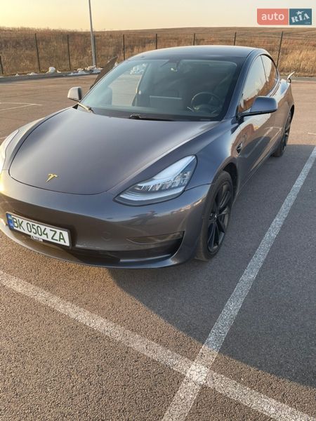 Седан Tesla Model 3 2019 в Ровно