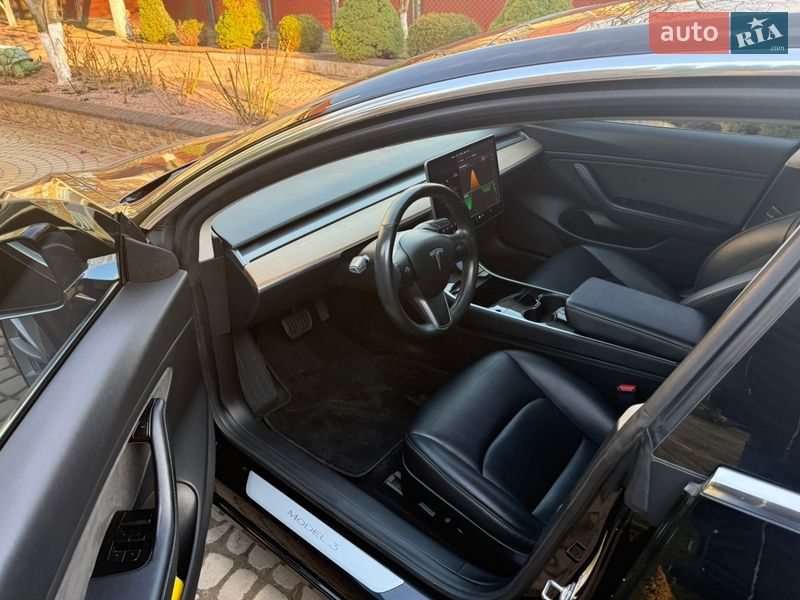 Седан Tesla Model 3 2018 в Ровно