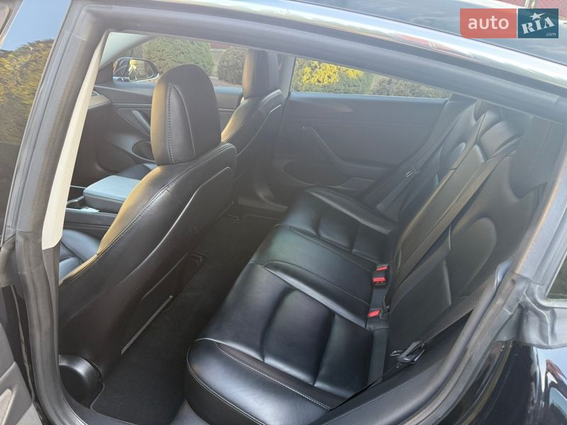 Седан Tesla Model 3 2018 в Ровно