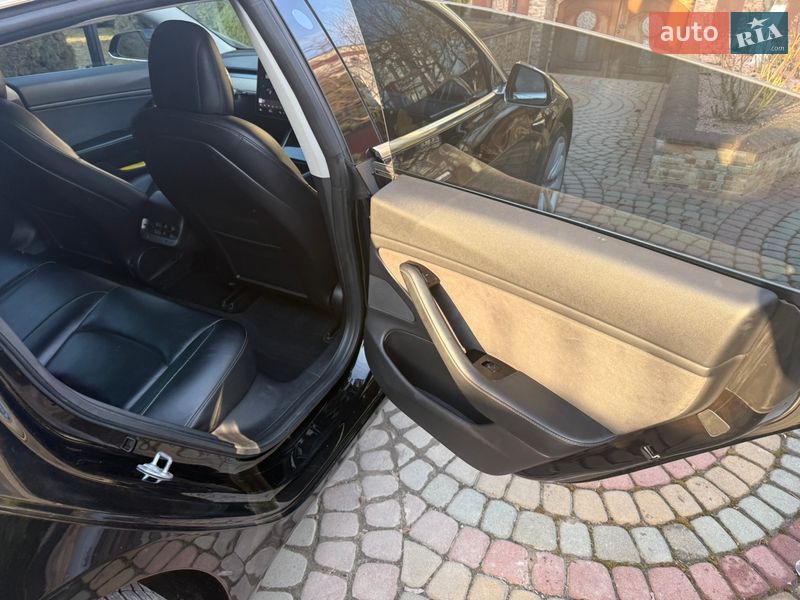 Седан Tesla Model 3 2018 в Ровно