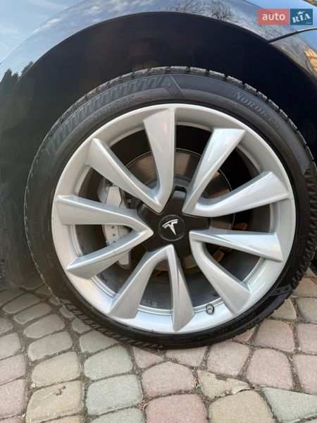 Седан Tesla Model 3 2018 в Ровно