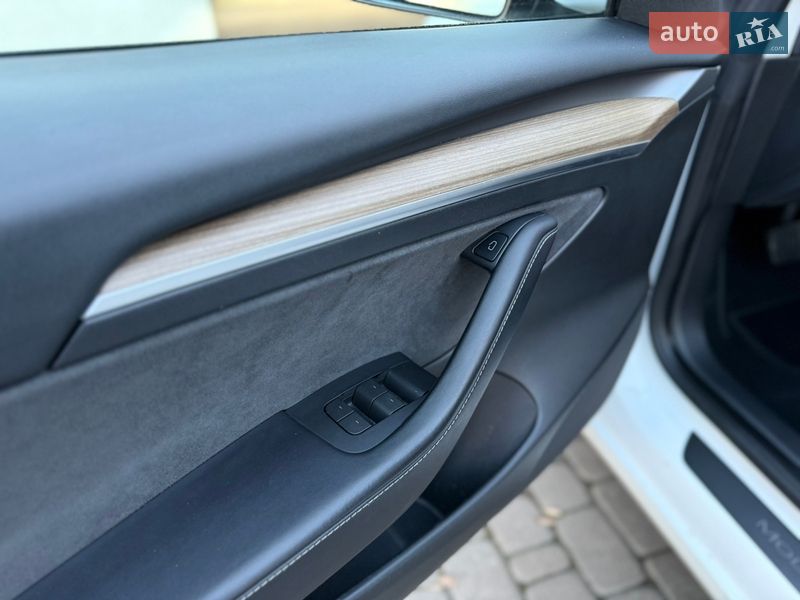 Седан Tesla Model 3 2023 в Киеве