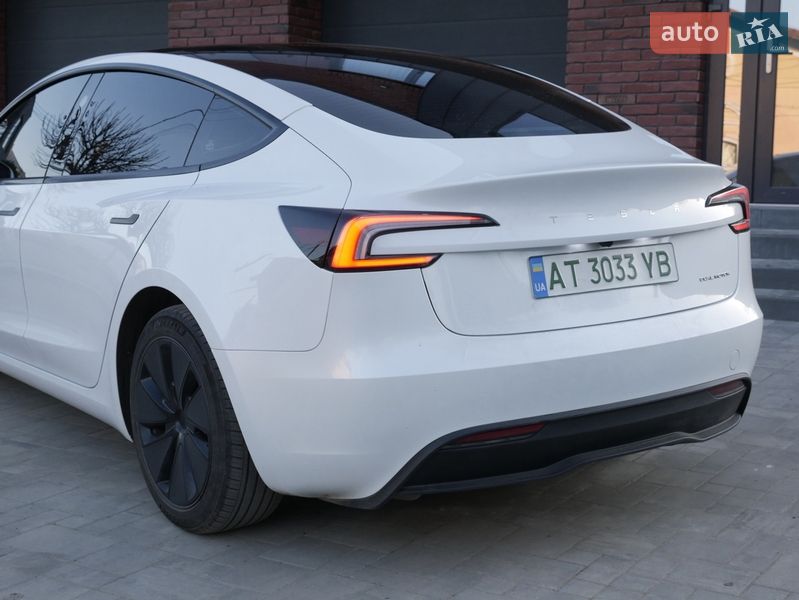Седан Tesla Model 3 2024 в Снятине