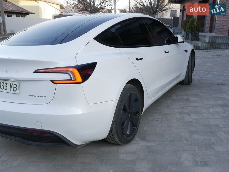 Седан Tesla Model 3 2024 в Снятине