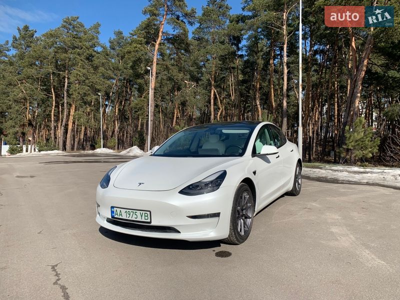 Седан Tesla Model 3 2021 в Киеве