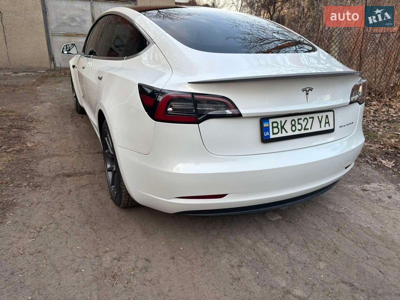 Седан Tesla Model 3 2019 в Остроге