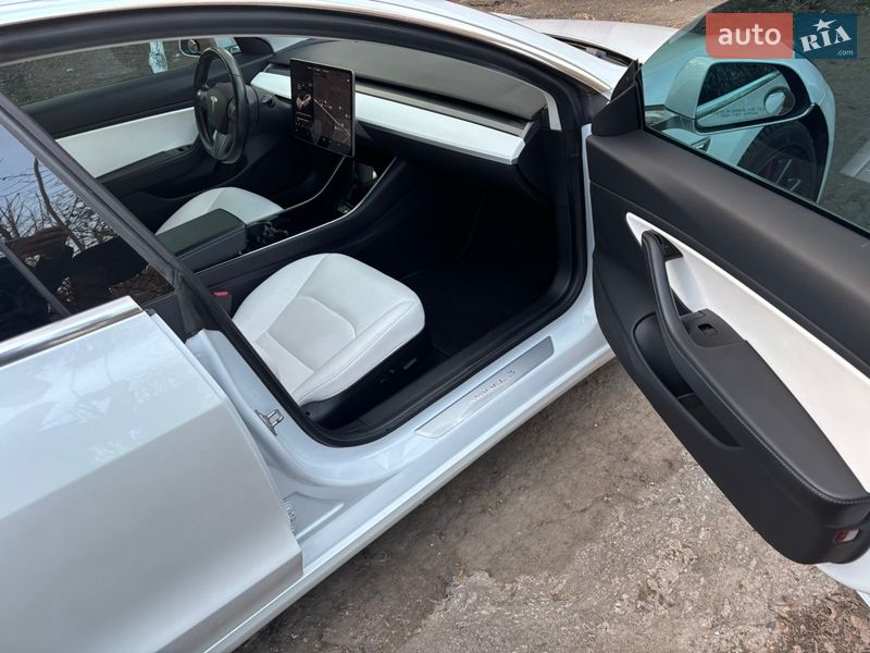 Седан Tesla Model 3 2019 в Остроге