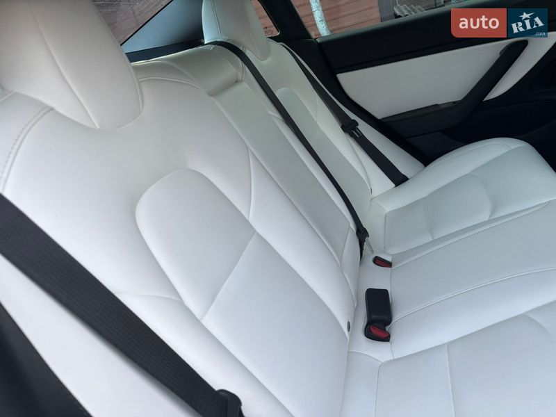 Седан Tesla Model 3 2019 в Остроге