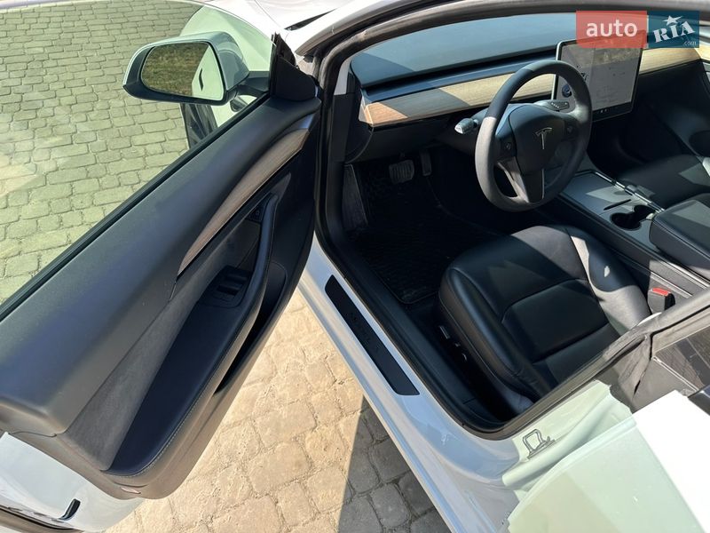 Седан Tesla Model 3 2021 в Львове