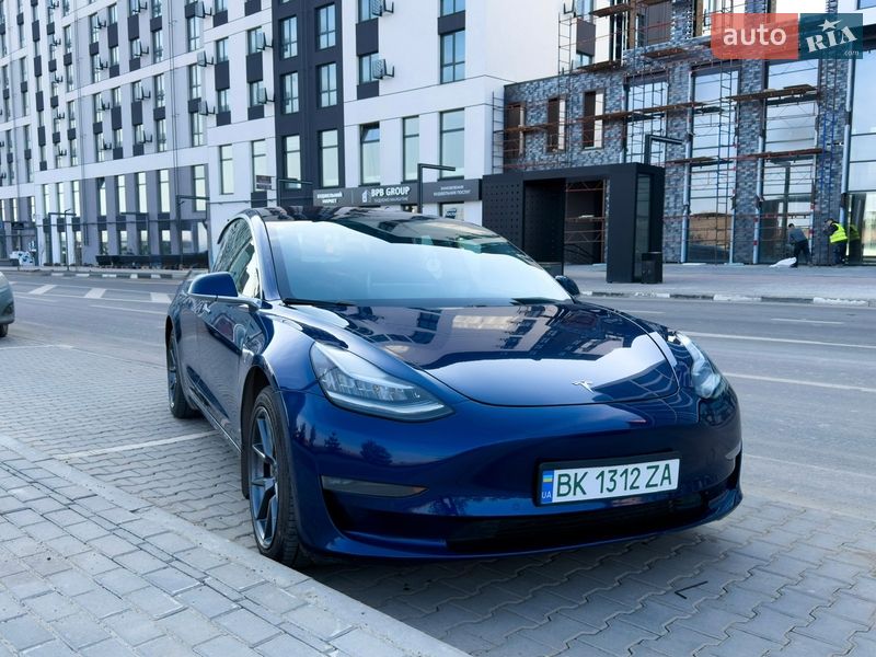 Седан Tesla Model 3 2018 в Ровно