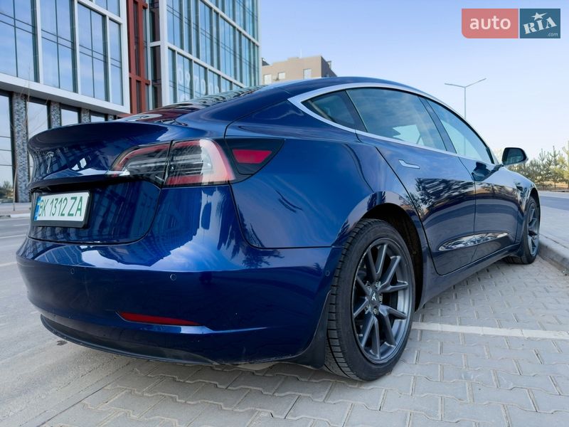 Седан Tesla Model 3 2018 в Ровно