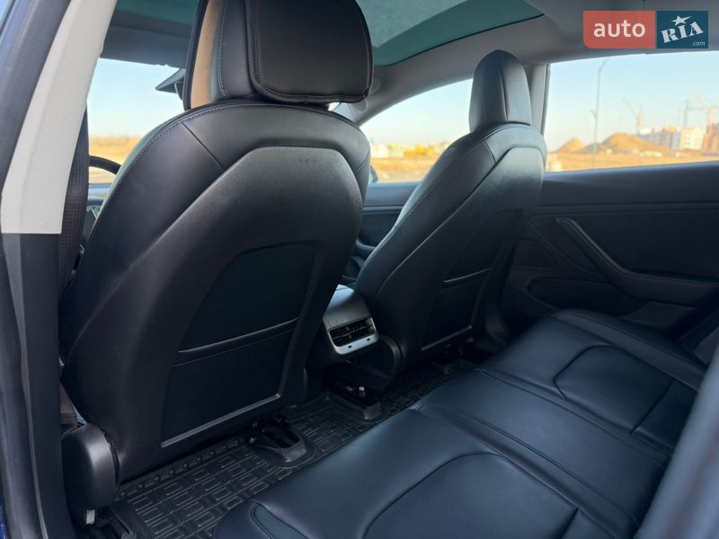 Седан Tesla Model 3 2018 в Ровно