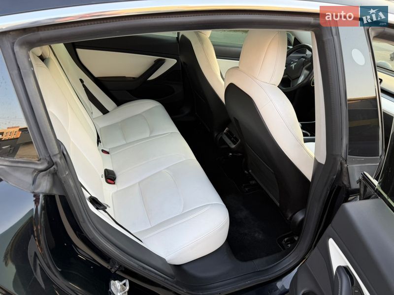 Седан Tesla Model 3 2019 в Львові