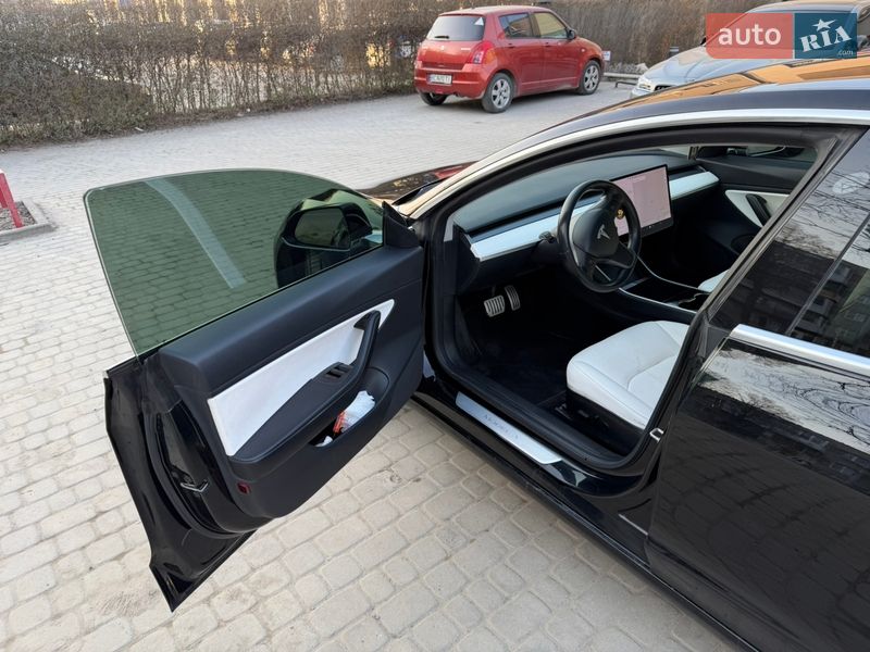 Седан Tesla Model 3 2019 в Львові