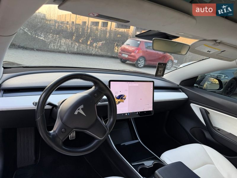 Седан Tesla Model 3 2019 в Львові
