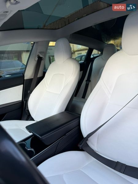 Седан Tesla Model 3 2019 в Львові