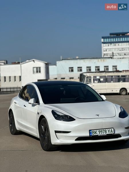 Седан Tesla Model 3 2019 в Ровно