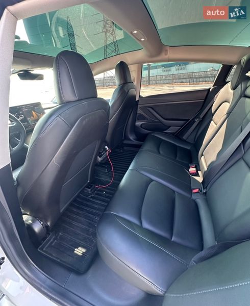 Седан Tesla Model 3 2019 в Ровно