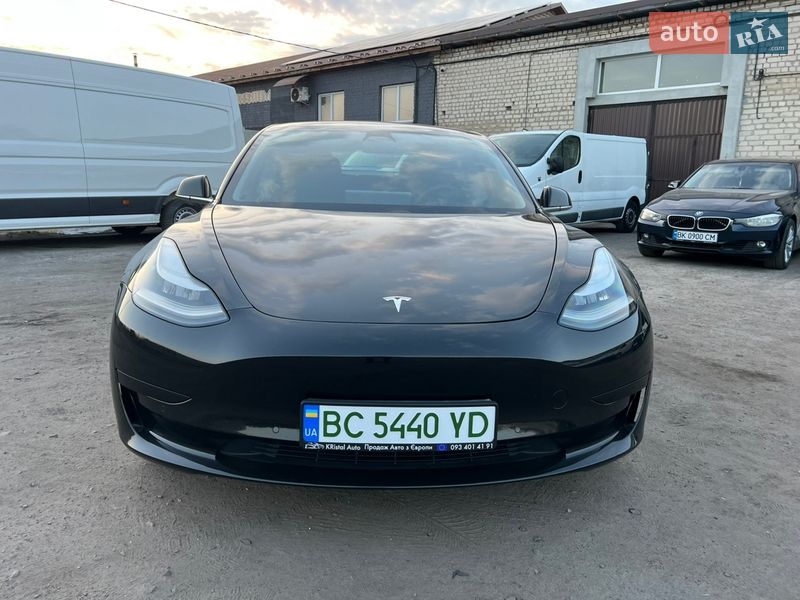 Седан Tesla Model 3 2020 в Радивиліві