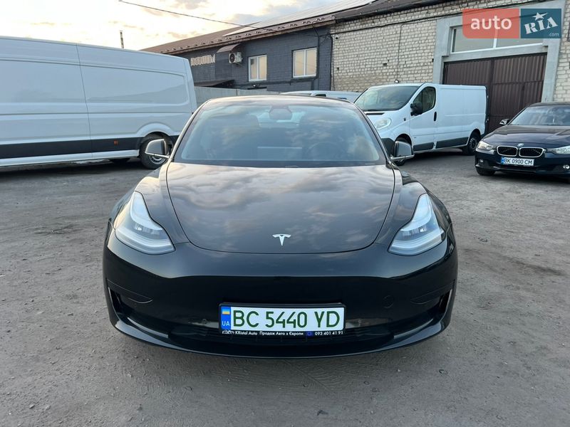 Седан Tesla Model 3 2020 в Радивиліві
