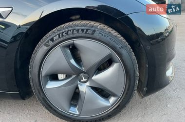 Седан Tesla Model 3 2020 в Радивиліві