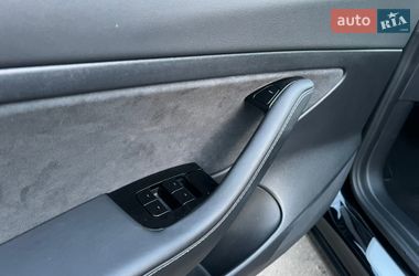 Седан Tesla Model 3 2020 в Радивиліві