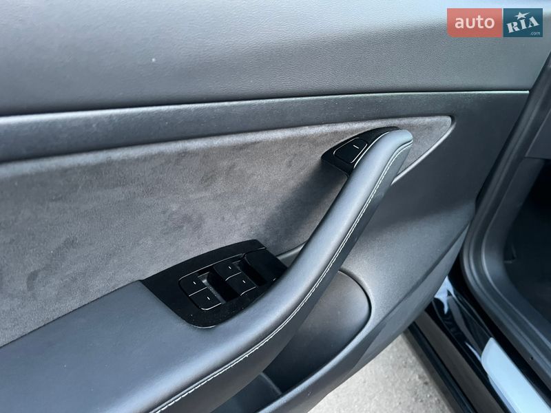Седан Tesla Model 3 2020 в Радивиліві
