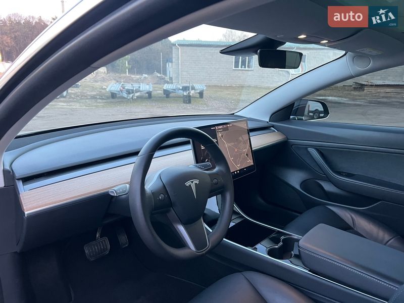 Седан Tesla Model 3 2020 в Радивиліві
