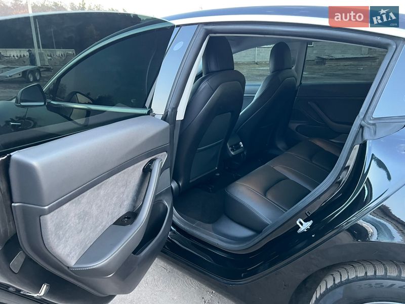 Седан Tesla Model 3 2020 в Радивиліві
