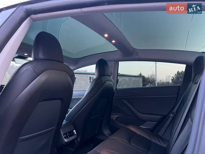 Седан Tesla Model 3 2020 в Радивиліві