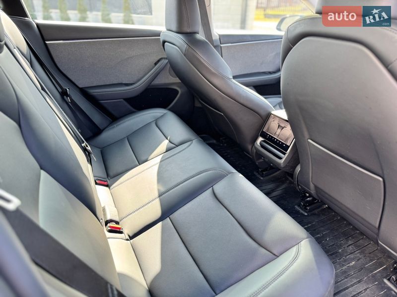 Седан Tesla Model 3 2024 в Стрые