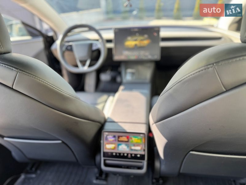 Седан Tesla Model 3 2024 в Стрые