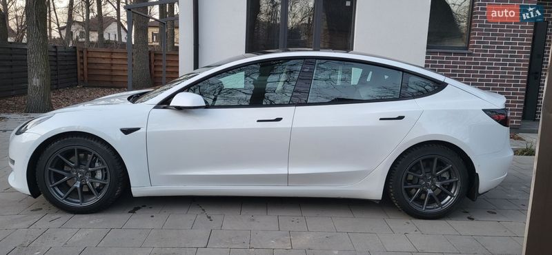 Седан Tesla Model 3 2022 в Буче