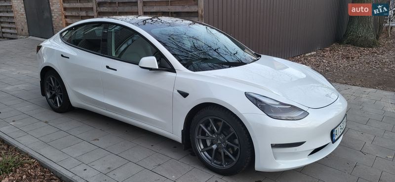 Седан Tesla Model 3 2022 в Буче
