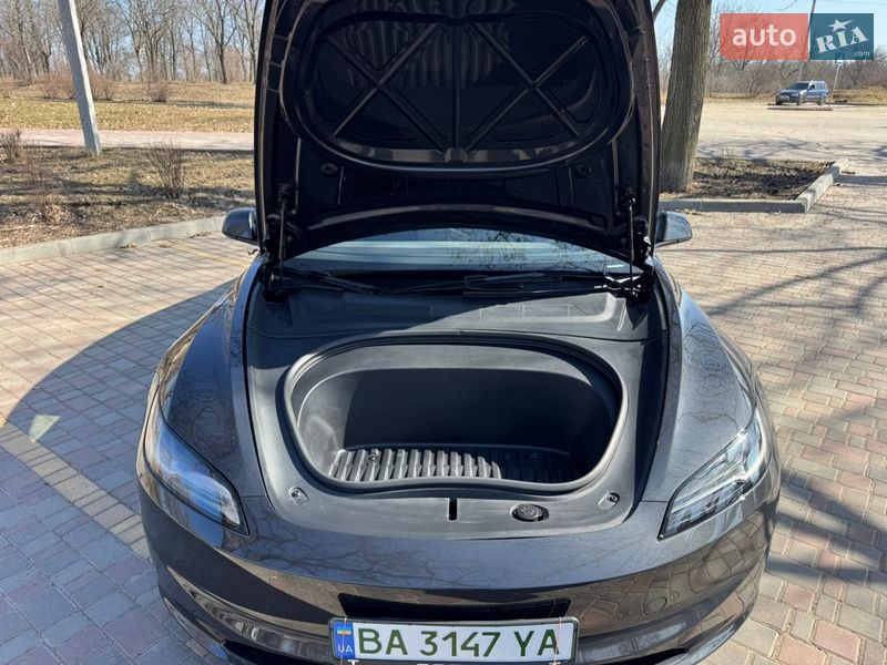 Седан Tesla Model 3 2024 в Кропивницькому