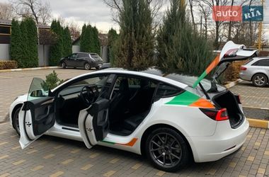 Седан Tesla Model 3 2022 в Буче